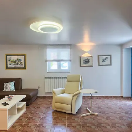 Emma, A Charming In An Idyllic Location Ner The Sea