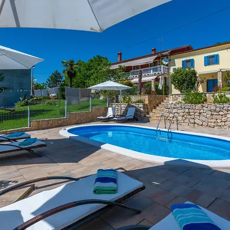 Emma, A Charming In An Idyllic Location Ner The Sea Strmac