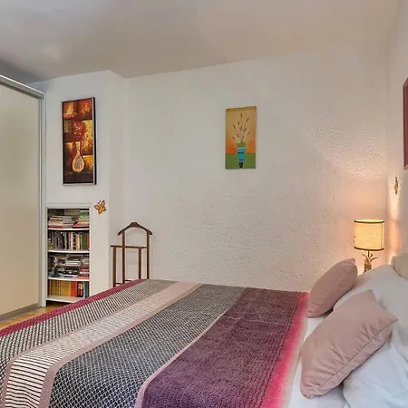 Emma, A Charming In An Idyllic Location Ner The Sea