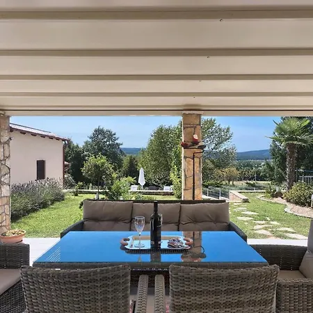 Casa de Férias Emma, A Charming In An Idyllic Location Ner The Sea Strmac