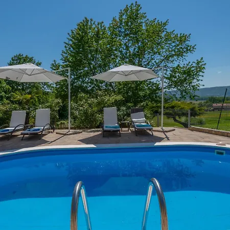 Emma, A Charming In An Idyllic Location Ner The Sea